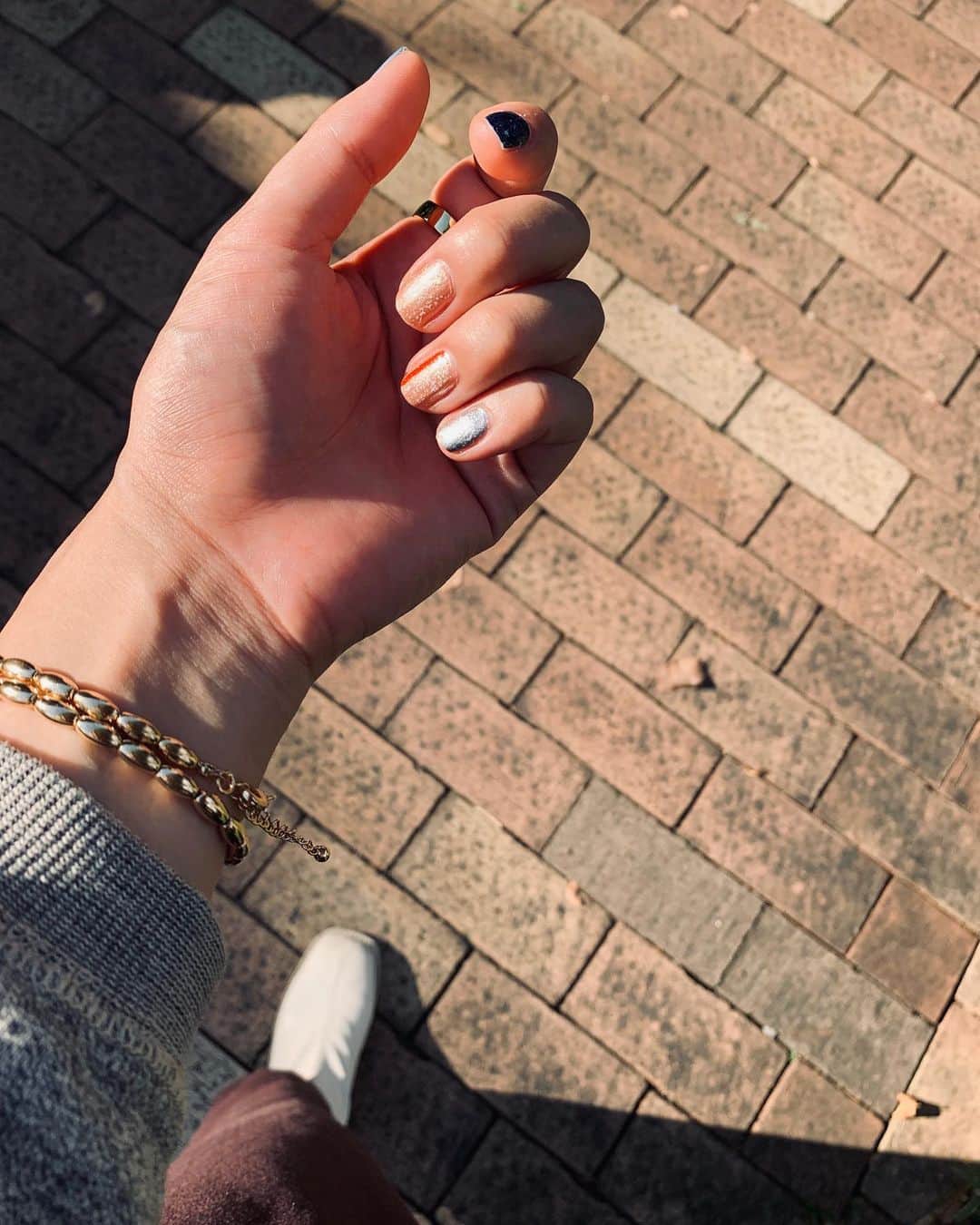 春川芽生のインスタグラム：「▶︎▶︎そして２wayなんだよっと⤴︎🧣🧤  手首、首。撮ってもらった写真も載せとこーー🗯 📸 @miyahara_kanon  イケてるポーズが平成を帯びていた。。笑  #他のアクセはみんなからの頂きものです有難う‼️ ネイルもだ!!蜷川展の時に合わせてピャンピャン塗りもうたやつ！」