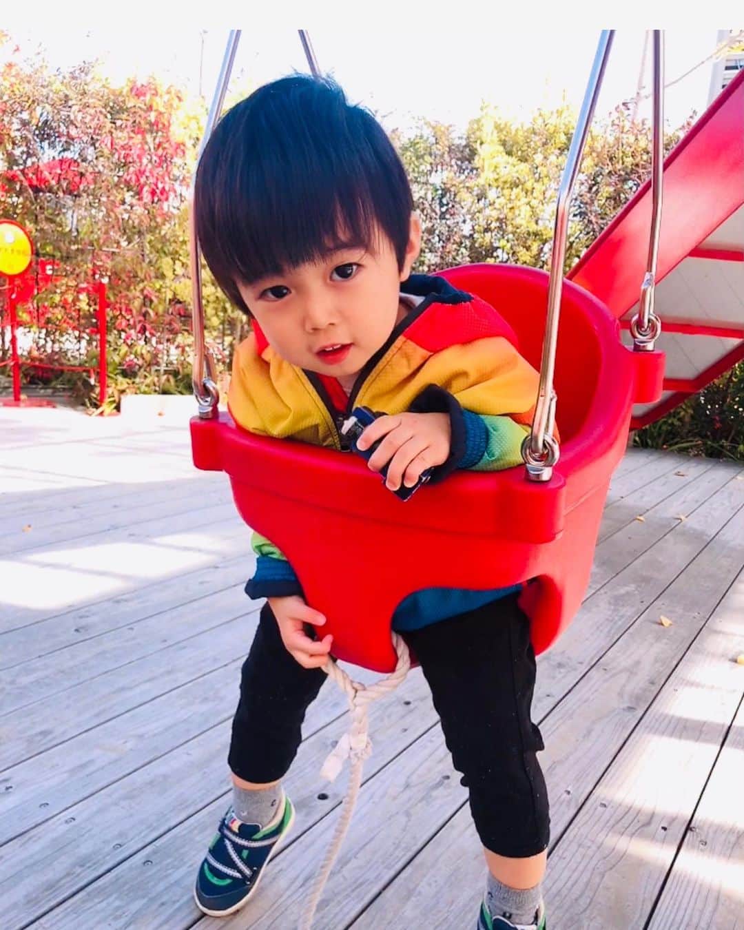 midoriyamaoのインスタグラム：「ダーツで知り合ったのんちゃん💕 お互いママになりママ友として会うなんて😁❣️ お互い動き回る息子達を追いかけて中々ゆっくり喋れなかったけど会えて嬉しかったし子育て頑張ってるのを聞いてあたしも頑張ろうと思えた☺️❣️ 初そった君👦 優しくてうちの息子とも仲良く遊んでもらいました‼️ ありがとう♡♡  #池袋 #としまキッズパーク #イケサンパーク #ダーツ友達 #ママ友 #2歳 #3歳 #息子 #出会いに感謝」