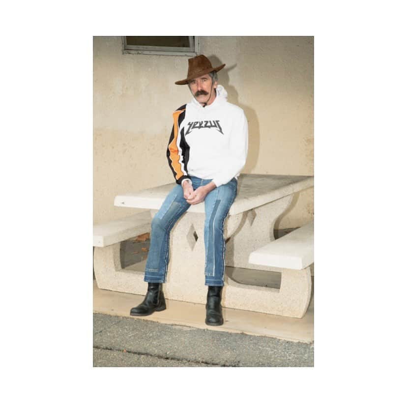 アンドレアクルーズのインスタグラム：「PERFORMANCE ANDREA CREWS Pour le launch de @upcycle_r_ Jeudi 2 décembre entre 19h et 21 h nous lançons un premier drop de 150 pièces uniques upcyclées . Des designs iconiques ANDREA CREWS sûr des pièces uniques vintage et trop stylées . Pour l’occasion nous faisons une performance live dans la boutique ! Venez shopper et nous embrasser !  Toutes les pièces upcyclées sont à moins de 100 euros ! Les fripes iconoclastes de DING FRING sont elles à moins de 10 ! Vivement noël !  À très vite Le crew」