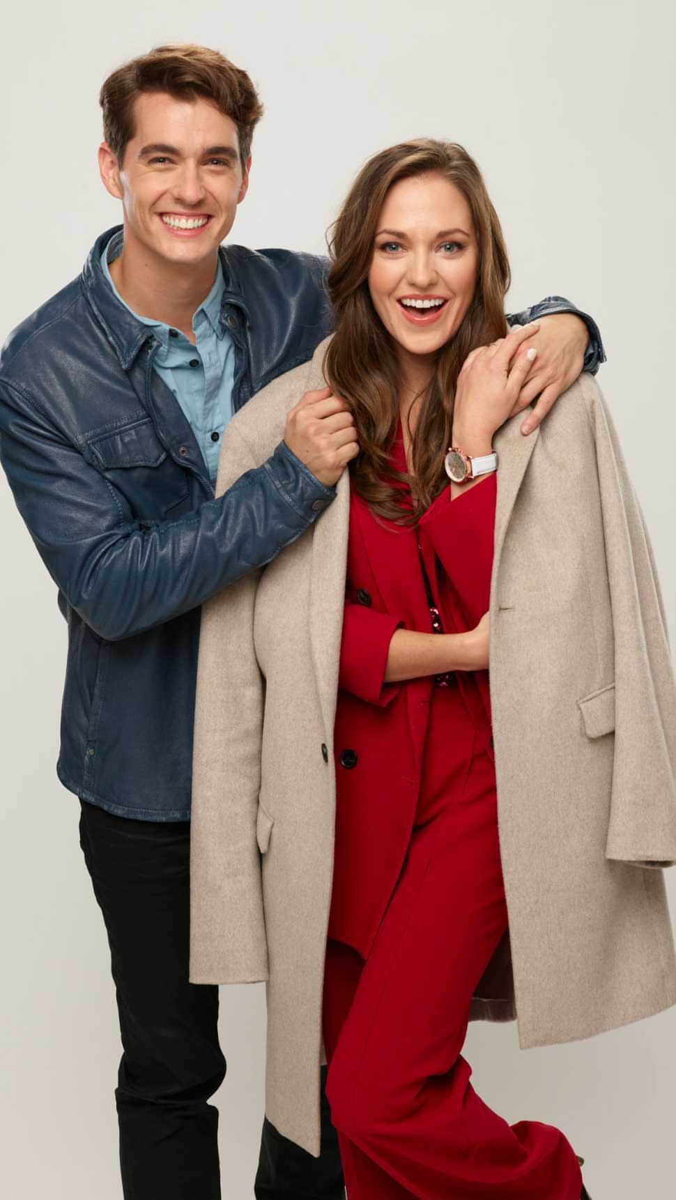 ローラ・オスのインスタグラム：「TONIGHT! 🎄❤️🎶 We hope to bring a smile to your face, a sparkle to your spirit, and some festive cheer to your #MerryThanksgivingWeekend with #ChristmasInTahoe. See ya at 6/5c on @hallmarkchannel! #countdowntochristmas」