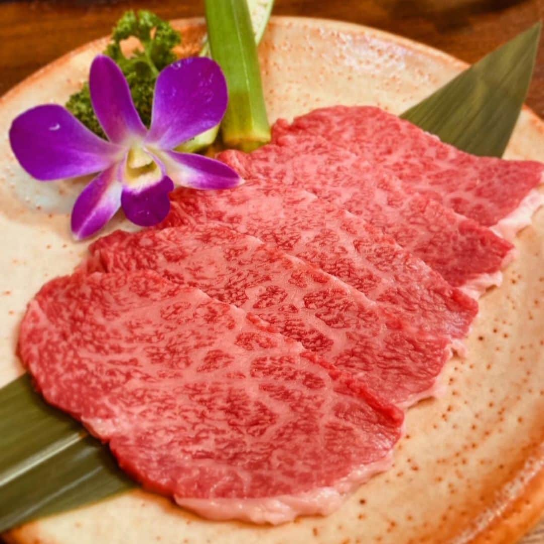 石垣島ウシ子のインスタグラム：「明日11/29は“いい肉の日”  美味しい上カルビ入荷しました🥩  石垣牛は融点が低いので、あま〜い脂が口の中に広がりサラッと流れていきますよ✨  #上カルビ  #お肉の勉強 #石垣島  #焼肉  #沖縄  #沖縄旅行  #yakiniku  #okinawa  #ishigakiisland  #ビーチ  #リゾート  #南国  #旅行好き  #一人旅行  #タビジョ  #ishigakijima  #ishigaki  #ishigakigyu   #石垣島焼肉  #焼肉ちょうしゅう  #焼肉ちょうしゅう石垣島本店  #石垣牛 #焼肉好き  #焼肉好きな人と繋がりたい  #写真好きな人と繋がりたい  #特星塩」