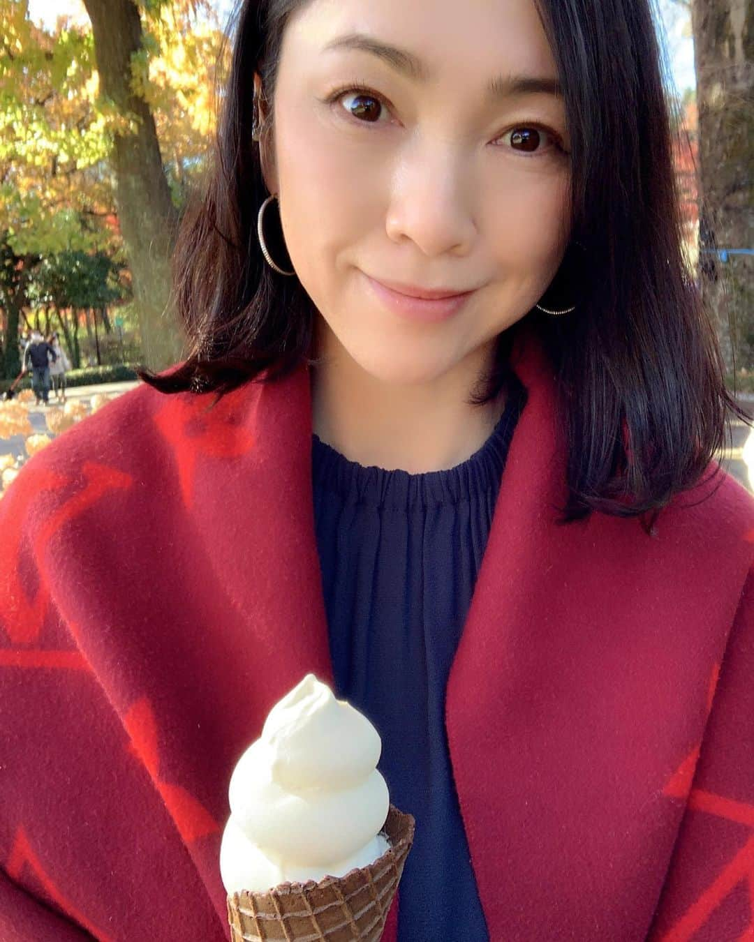 田中悦子さんのインスタグラム写真 - (田中悦子Instagram)「風も強くて寒かったけど ソフトクリームは美味しいんです❣️😋  #紅葉 #紅葉散歩 #お散歩 #ウォーキング #ソフトクリーム #アラフィフ女子 #アラフィフコーデ  #アラフィフファッション #code #fashion  #50代女子 #ボブヘア #大人ボブ #大人ボブスタイル」11月28日 17時21分 - etsuko.reborn25