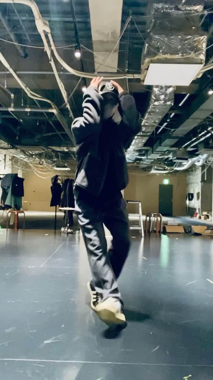 FISHBOYのインスタグラム：「Feel / @fingadelic & sergiio  #fingazz #dance」