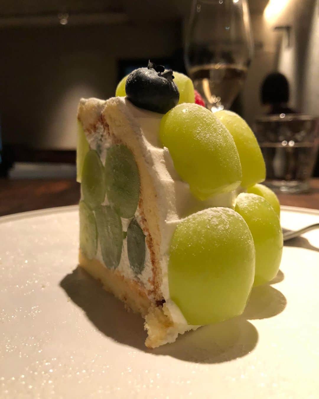 のインスタグラム：「🎂 大学時代の友人の誕生日祝い。 知り合ってから30年に‼️ 久しぶりに会っても会話が弾み 何を話しても大丈夫な関係は素敵だな🤗 それにしても、凄いケーキ🎂だった。  #久しぶりの誕生日祝い #シャインマスカットケーキ #何個食べたかしら #料理も美味しかったけど #別腹ってやつ #誕生日おめでとう🎂 #お互い元気でいようね🍀」