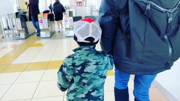 You Iwamotoのインスタグラム：「ジンバルを使うとあっちこっち動き回る子供を撮っていても大分自然に撮れる。  初めてだったからかなりぎこちないけど、動かし方に慣れたらもっといい具合にできそう。仲良くなろ。」