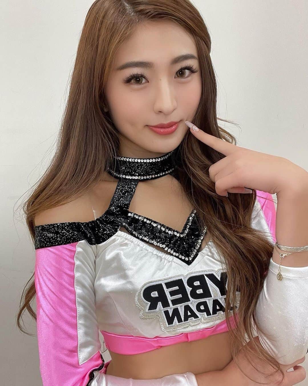 MIYABIのインスタグラム：「モアザンヘヴン💃💜  新曲のASOBO-YOを含めて4曲🎶 歌って踊ります💕  チケットまだの方はストーリーのリンクから是非😇  気をつけてお越しください✨」