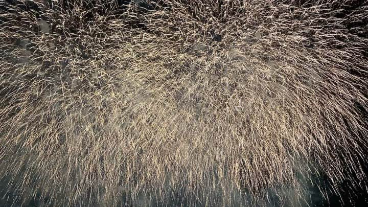 小野口奈々のインスタグラム：「・ 季節外れの花火🎇 冷たい空に打ち上がる花火は 豪華で、迫力があって、でも儚くて・・・ 寒さを忘れてしまうくらい綺麗でした💕 動画を見返しては、感動の余韻に浸っています☺️ #目の前に上がるので視界からはみ出る大きさでした #ドライブイン花火 #花火 #季節はずれの花火」