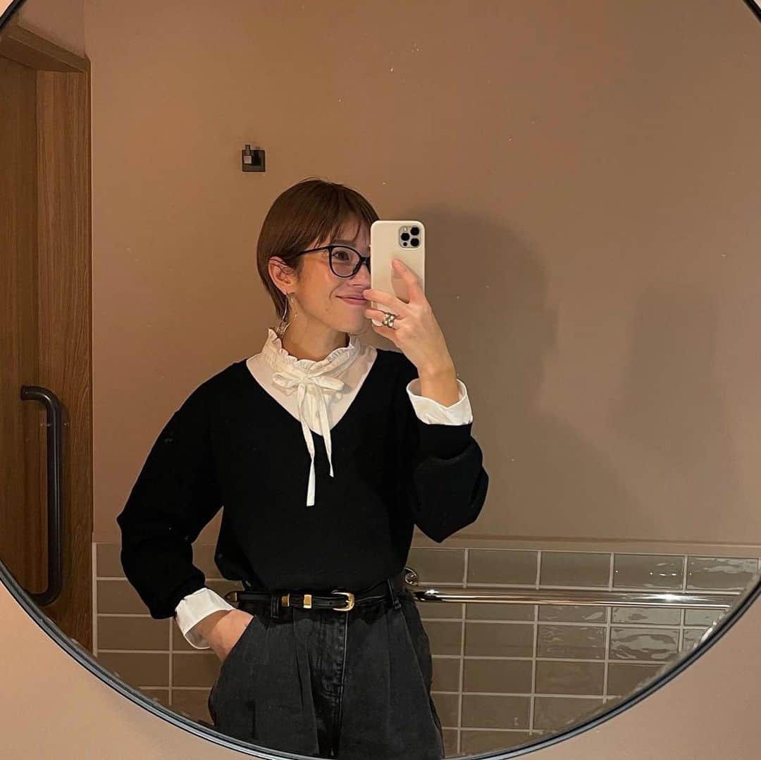 正中雅子のインスタグラム：「🐈‍⬛♡  Knit @unminouofficial  belt @celine  denim @machatt_  sunglasses @chanelofficial  bag @delvaux   今日は　@ayuohashi のPOPUPで買ったニットを初おろし♡ シャツとニットがドッキングされてて1枚できまるし 着心地が最高でめちゃいい🤤  #MACHATT #masaco服」