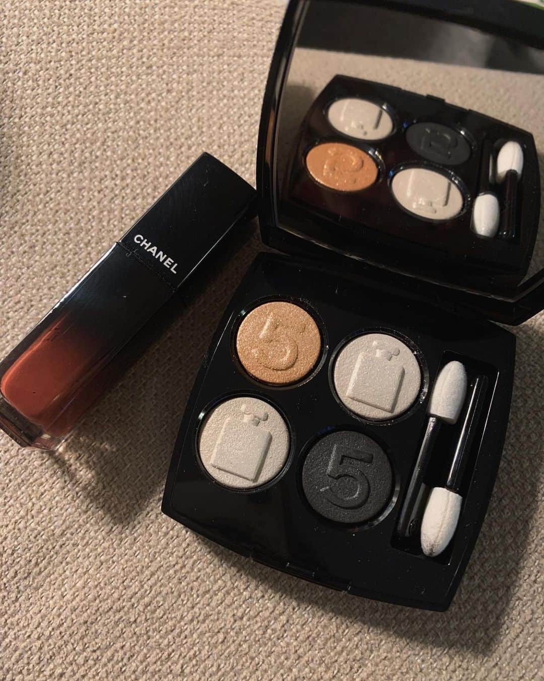 飯島望未のインスタグラム：「Happy Sunday. I wore makeup.  @chanel.beauty #chanelno5  ノーフィルターでもアイシャドウがキラキラしてて 可愛い♡」