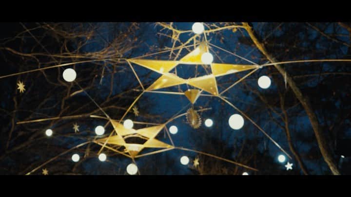 【公式】軽井沢高原教会のインスタグラム：「クリスマスがやってきました！  VOJAの皆様の歌声に乗せて、 今日までの様子を少しだけ、お見せします。  ぜひ音声ONでご覧ください！  本日からの【星降る森のクリスマス】を皆様それぞれの方法でお楽しみください！  #軽井沢 #軽井沢高原教会 #星降る森のクリスマス #事前予約制 #メイキング映像 #christmashascome #20211128 #CHRISTMAS #クリスマス #ゴスペル #音声ありでお楽しみください」