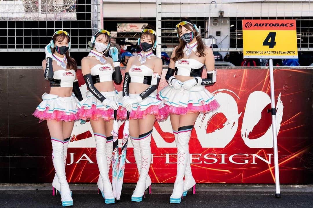 青山明日香さんのインスタグラム写真 - (青山明日香Instagram)「superGT 最終戦 富士 GSR4位でした！  結果は少し悔しい所もあるけど、 ドライバーさん達の走りが凄いかっこよくて終始応援してて楽しかったです☺️  コスポのみなさんともピットビューイングで沢山触れ合えて良かったよ〜！  本当に1年間沢山の応援をありがとうございました💪  #fightgsr」11月28日 18時18分 - asukaxx.02