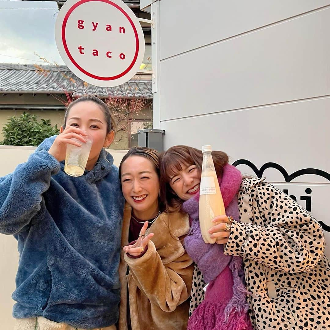 中上真亜子さんのインスタグラム写真 - (中上真亜子Instagram)「普通に飲みに行ったら @gyantaco のリニューアルおめでとう会だった昨日🥰🎉手ぶらで行って食べて飲んで帰ったよw ゆち姉ちゃんおめでとう☺️❤️‍🔥❤️‍🔥❤️‍🔥（すごいお金かけてウッドデッキみたいなのが出来てたよ、あとなんかなかなか閉められない仕切りも）  久しぶりにみんなに会えてたのだった🍾手ぶらで行っても薄着で行っても（このフーディーもゆか姉ちゃんが貸してくれたやつ）いつも楽しい🥰熊本仲間🥰 #死ぬほど写真あるけど載せていいかわからないのばっかだから辞めとくねw #3枚目はお揃いバッグの私たち△ #でも見分けられるの #スザンヌさんのには馬のキーホルダーがついてるよ #こわい」11月28日 18時21分 - maako_nakagami