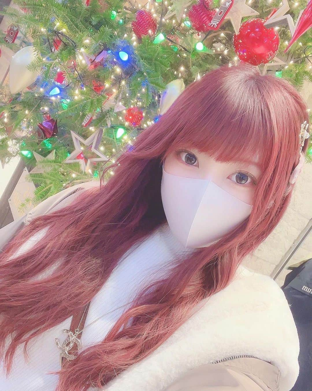 山吹りょうさんのインスタグラム写真 - (山吹りょうInstagram)「ただいま仙台にいます🎄  ＊ ＊ ＊ ＊ ＊ ＊ ＊  #ファッション #fashion #패션 #时装 #ロングヘア #model #モデル #ギター #guitarist #ギタリスト #guitar #バンド #ガールズバンド #girlsband #japanesegirl #cosplay #グラビア #コスプレ #selfie #me #ootd #instagood #自撮り#いいねして#今日の一枚 #instalike #instadaily #仙台 #ツリー #イルミネーション」11月28日 18時27分 - ry01204