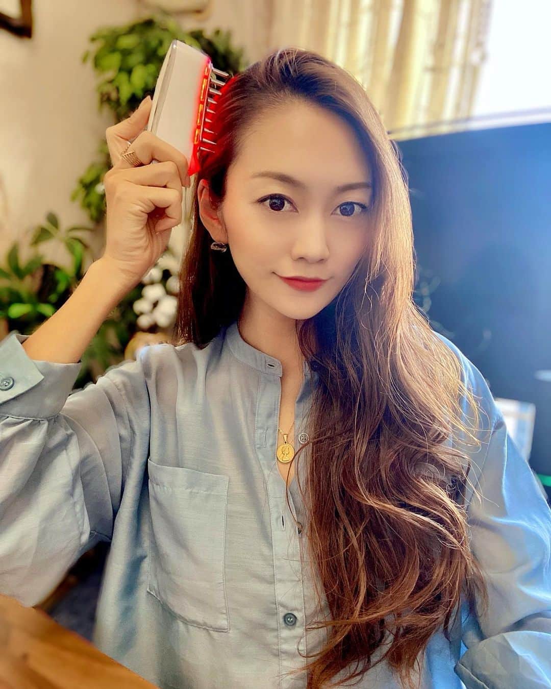 SAORIのインスタグラム：「2枚目:さおりが動いてるよ😛  毎日のPC作業等が原因で 頭が凝ってるなぁと思うことが多くて🥺 @taiga_press のスカルプリフトブラシを 試してみたよ💫 電流やLED照射などで頭皮のケアができるブラシで  "頭筋"をEMSで刺激しながら、 お顔のリフトケアにもなるの😳 お風呂あがりに使うと 美容成分が浸透している気もする♡ 頭の血行も良くなるし、目の奥がスッキリするよ🙌  11/30まで @taiga_press で プレゼントキャンペーンやってて ５名当選するからCHECKしてね🎀  #スカルプリフトブラシ #スカルプブラシ #リフトケア #スカルプケア #電気ブラシ #beapro14 #pr」