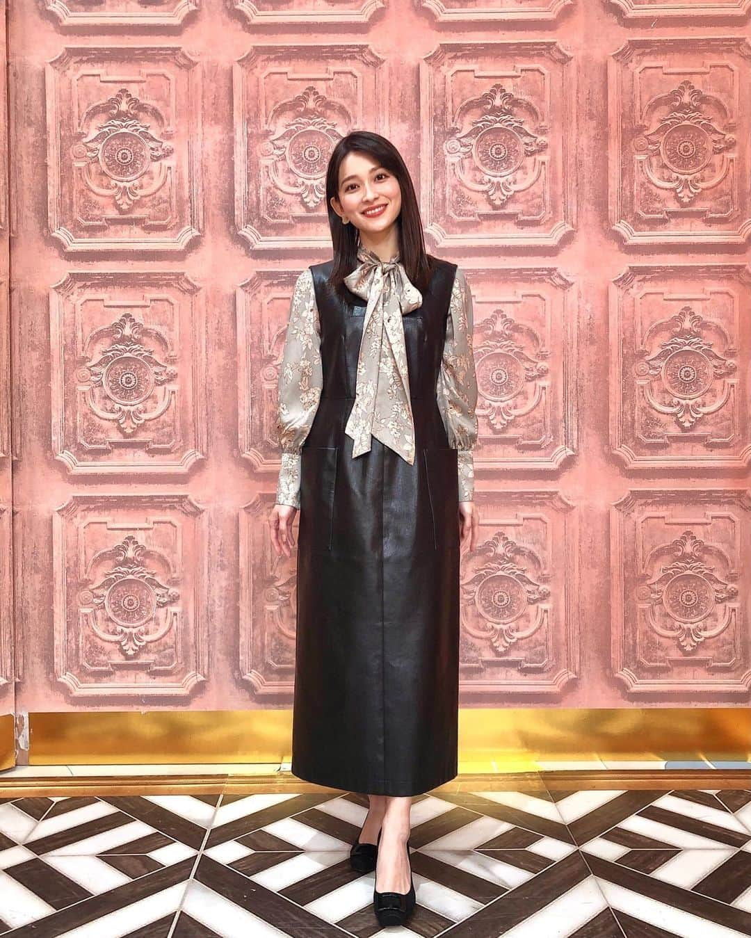 山本里菜さんのインスタグラム写真 - (山本里菜Instagram)「サンデージャポン❤︎  衣装 blouse&one-piece...rienda  #リボン　#リボンブラウス #レザー　#レザーワンピース　#ヘアアレンジ」11月28日 19時14分 - rinayamamoto_0622