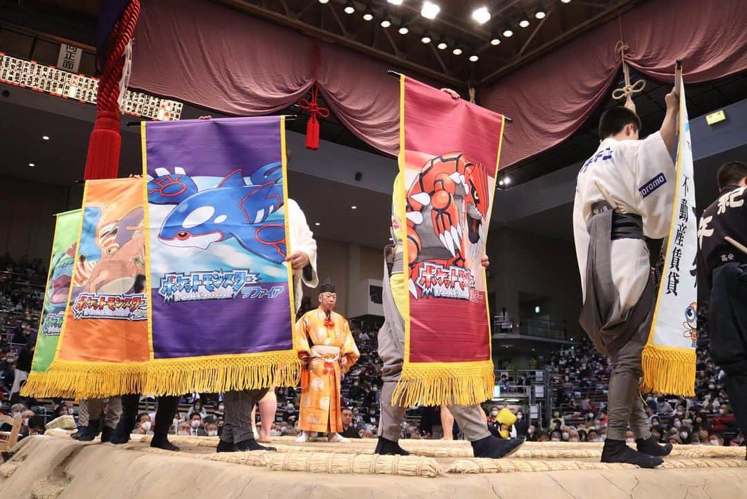 日本相撲協会さんのインスタグラム写真 - (日本相撲協会Instagram)「千秋楽にポケモンゲームの懸賞旗36本が一挙登場！  本日、『ポケットモンスター』の歴代パッケージを描いた懸賞旗が登場しました。  @sumokyokai #大相撲 #sumo #相撲 #力士 #お相撲さん #japanphoto #sumowrestlers #japanculture #cooljapan #九州場所 #11月場所 #十一月場所　#ポケモン　#pokemon　#ピカチュウ　#マクノシタ　#懸賞旗  #ポケモン相撲コラボ #ポケモン懸賞旗」11月28日 19時38分 - sumokyokai