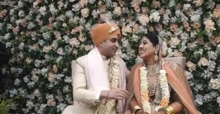 のインスタグラム：「Catch this cute couple steal a kiss with their pandit ji’s blessing ..😅 too cute to miss !!!! #indianstreetfashion @indianstreetfashion #indianwedding #weddings #weddingsupplier #wedding #weddingsofinstagram #instawedding  #bridesofindia #bridesofinstagram #indianbridaloutfit #bridaloutfit #weddinglook  #bridestyle #weddingtrend #jewellery #weddinginspo #weddingplanner #weddingblogger #destinationwedding #weddingjewellery #weddingshopping #weddingseason #kissthebride @shutterdownphotography」
