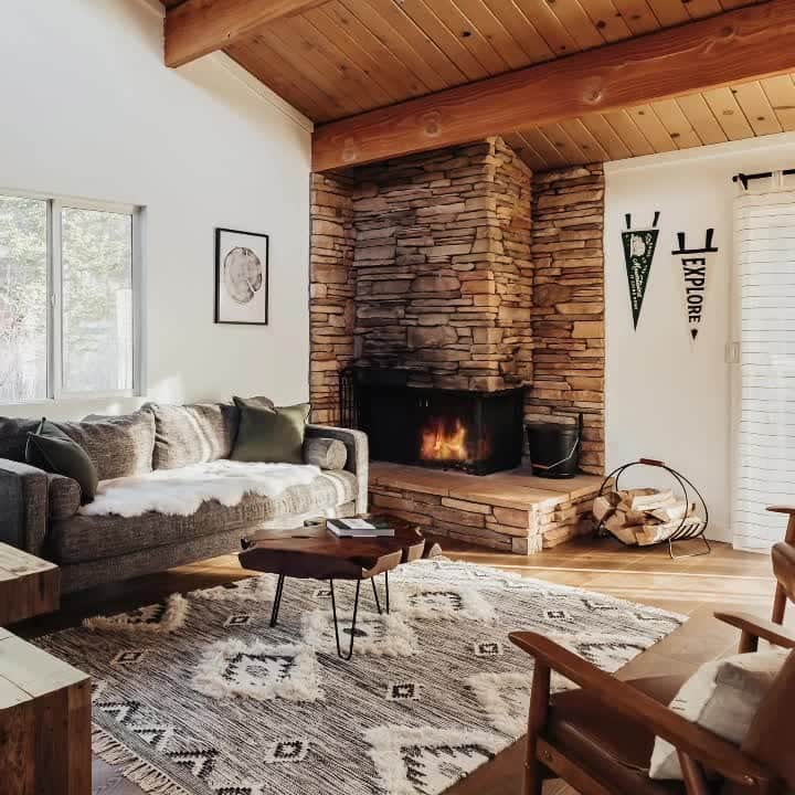 のインスタグラム：「Superhosts Kate and Gabe’s renovated cabin puts you close to the slopes but even closer to an ideal sledding hill—it’s in the backyard, just past the hot tub. Even if you and your friends roam in different directions throughout the day, the gravitational pull of the fire will bring everyone back together every night.  Link in bio for mountain cabin 2 hours from L.A.  Video: @giannachristinaphoto  Stay: @mysticmountainhaus」