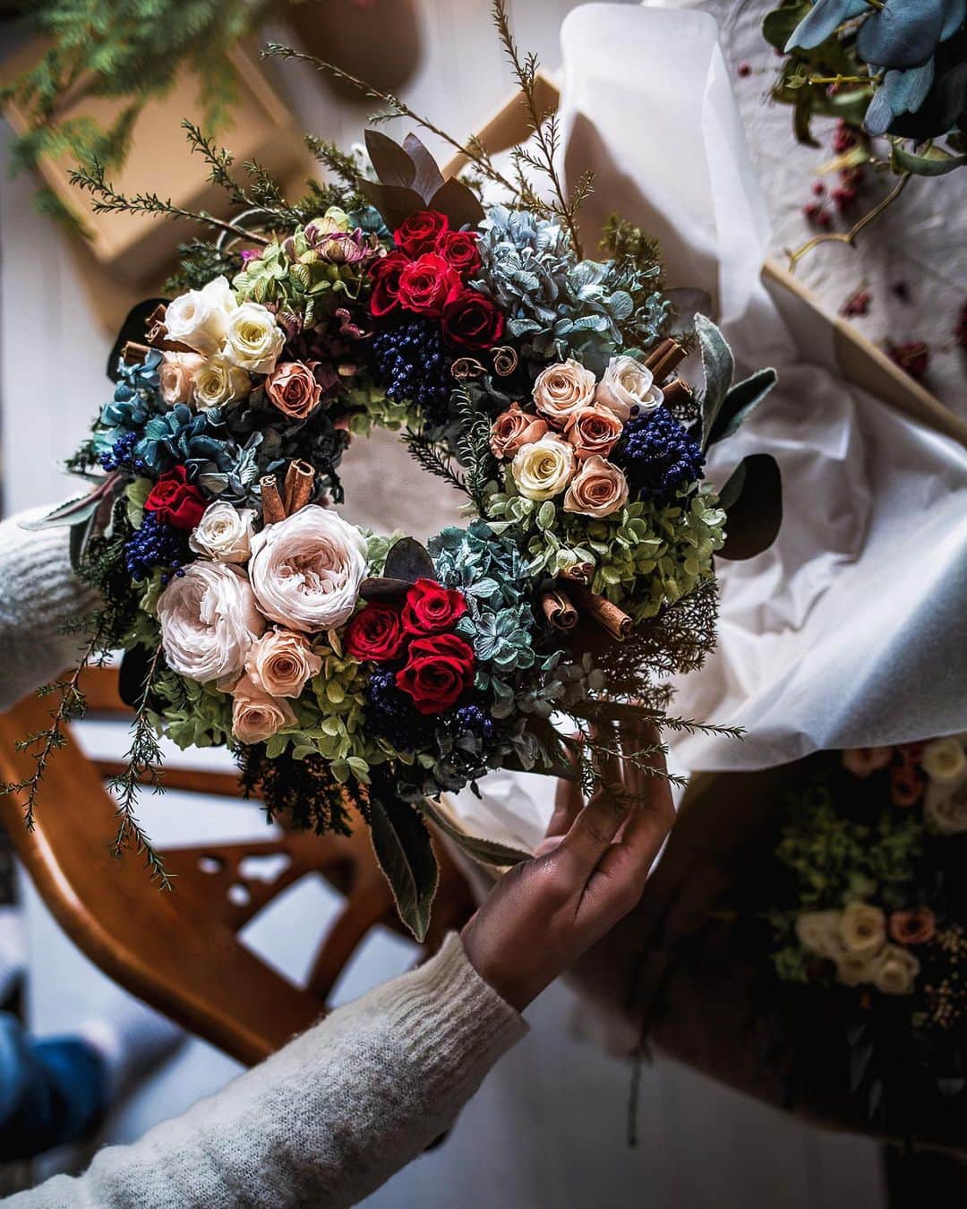 柳澤麻衣さんのインスタグラム写真 - (柳澤麻衣Instagram)「Get ready for Christmas🎄✨Happy Sunday 😽💚 #preservedflowers   クリスマスまでのカウントが始まりました。 忙しないですが1年で最もワクワクするシーズンです🎄  クリスマスオーナメントは色々ですが、我が家はツリーは飾らないので、リースやスワッグでクリスマスを楽しみます。  毎年のことですが、飾る時期はクリスマスの数日前… 今年もまたそうなりそうです😅💧」11月28日 20時03分 - toile_blanche