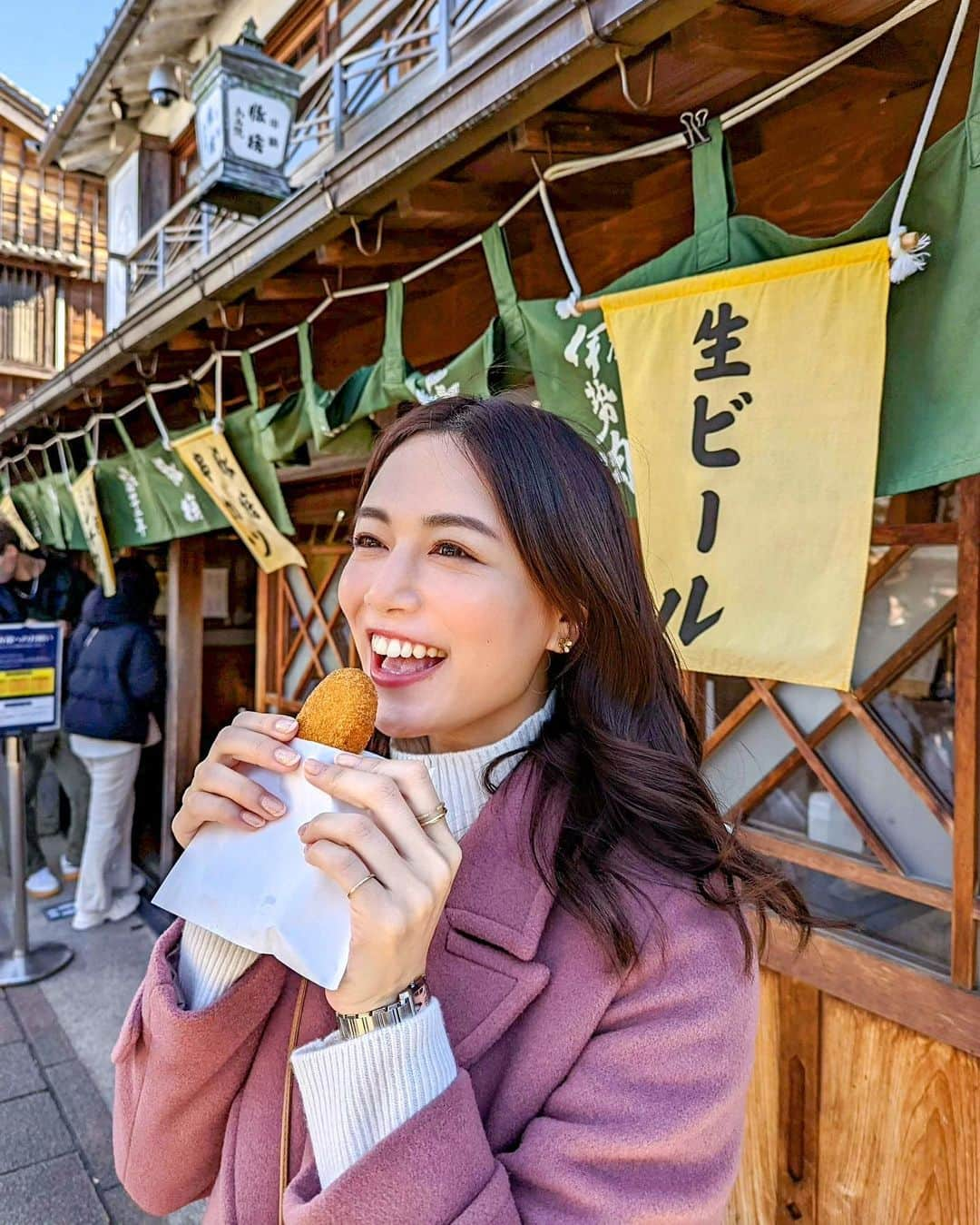 石井里奈さんのインスタグラム写真 - (石井里奈Instagram)「こんばんは🧡 . 今夜も里奈ログ＠おかげ横丁編続き💕 . 実は赤福の前に食べていたものが🥺 おかげ横丁といえば大人気のこの２つ💕 . ○ふくすけの月見伊勢うどん ○豚捨のコロッケ . どちらも約30分並びましたが食べてよかった名物グルメ🧡 伊勢うどんはとにかく噛まなくてもいいほどもちもちで柔らかい💕濃いめの出汁と合わせて❤️ とってもおいしかったー💕数量限定で手打ちも食べれるみたいなので次回チャレンジしたい🥰❣️ . 豚捨のコロッケはなんと一個100円❣️明治時代からの老舗！ ほくほくの甘いおいもで薄いサクサクの衣のコロッケ🥰おやつ感覚で食べれちゃいます🙆‍♀️ . どちらも美味しくて蔓延の笑🥰 顔でおいしさ伝わってるかな？💕笑 . おかげ横丁にあるスターバックスも昔ながらで可愛かったから写真撮ったよ✌️💕 今日もお疲れ様でした❤️ . #伊勢うどん #伊勢グルメ #おかげ横丁 #おかげ横丁食べ歩き #豚捨 #豚捨コロッケ #伊勢神宮 #伊勢志摩 #伊勢旅行 #伊勢 #三重グルメ #グルメ旅 #りなまるグルメ #タビジョ #たびじょ #国内旅行 #グルメ女子 #グルメ #行列 #行列のできる店 #三重県 #isejingu #うどん #udon #コロッケ #肉料理 #食べ歩き #女子旅 #スターバックス #starbucks」11月28日 20時09分 - ri7tin1025