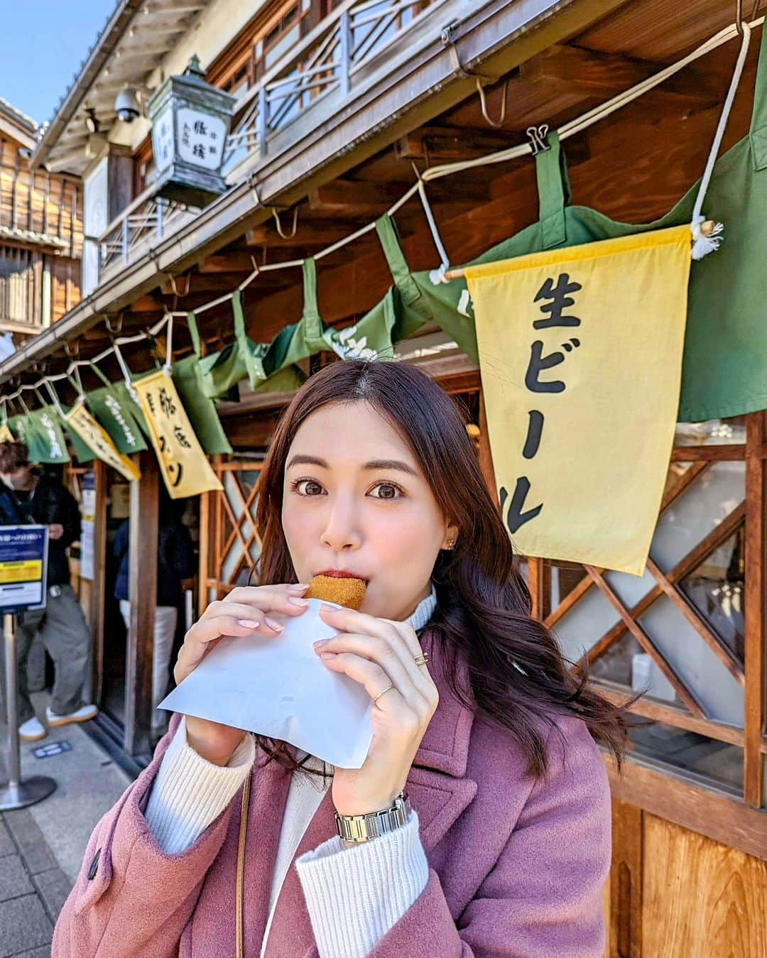 石井里奈さんのインスタグラム写真 - (石井里奈Instagram)「こんばんは🧡 . 今夜も里奈ログ＠おかげ横丁編続き💕 . 実は赤福の前に食べていたものが🥺 おかげ横丁といえば大人気のこの２つ💕 . ○ふくすけの月見伊勢うどん ○豚捨のコロッケ . どちらも約30分並びましたが食べてよかった名物グルメ🧡 伊勢うどんはとにかく噛まなくてもいいほどもちもちで柔らかい💕濃いめの出汁と合わせて❤️ とってもおいしかったー💕数量限定で手打ちも食べれるみたいなので次回チャレンジしたい🥰❣️ . 豚捨のコロッケはなんと一個100円❣️明治時代からの老舗！ ほくほくの甘いおいもで薄いサクサクの衣のコロッケ🥰おやつ感覚で食べれちゃいます🙆‍♀️ . どちらも美味しくて蔓延の笑🥰 顔でおいしさ伝わってるかな？💕笑 . おかげ横丁にあるスターバックスも昔ながらで可愛かったから写真撮ったよ✌️💕 今日もお疲れ様でした❤️ . #伊勢うどん #伊勢グルメ #おかげ横丁 #おかげ横丁食べ歩き #豚捨 #豚捨コロッケ #伊勢神宮 #伊勢志摩 #伊勢旅行 #伊勢 #三重グルメ #グルメ旅 #りなまるグルメ #タビジョ #たびじょ #国内旅行 #グルメ女子 #グルメ #行列 #行列のできる店 #三重県 #isejingu #うどん #udon #コロッケ #肉料理 #食べ歩き #女子旅 #スターバックス #starbucks」11月28日 20時09分 - ri7tin1025