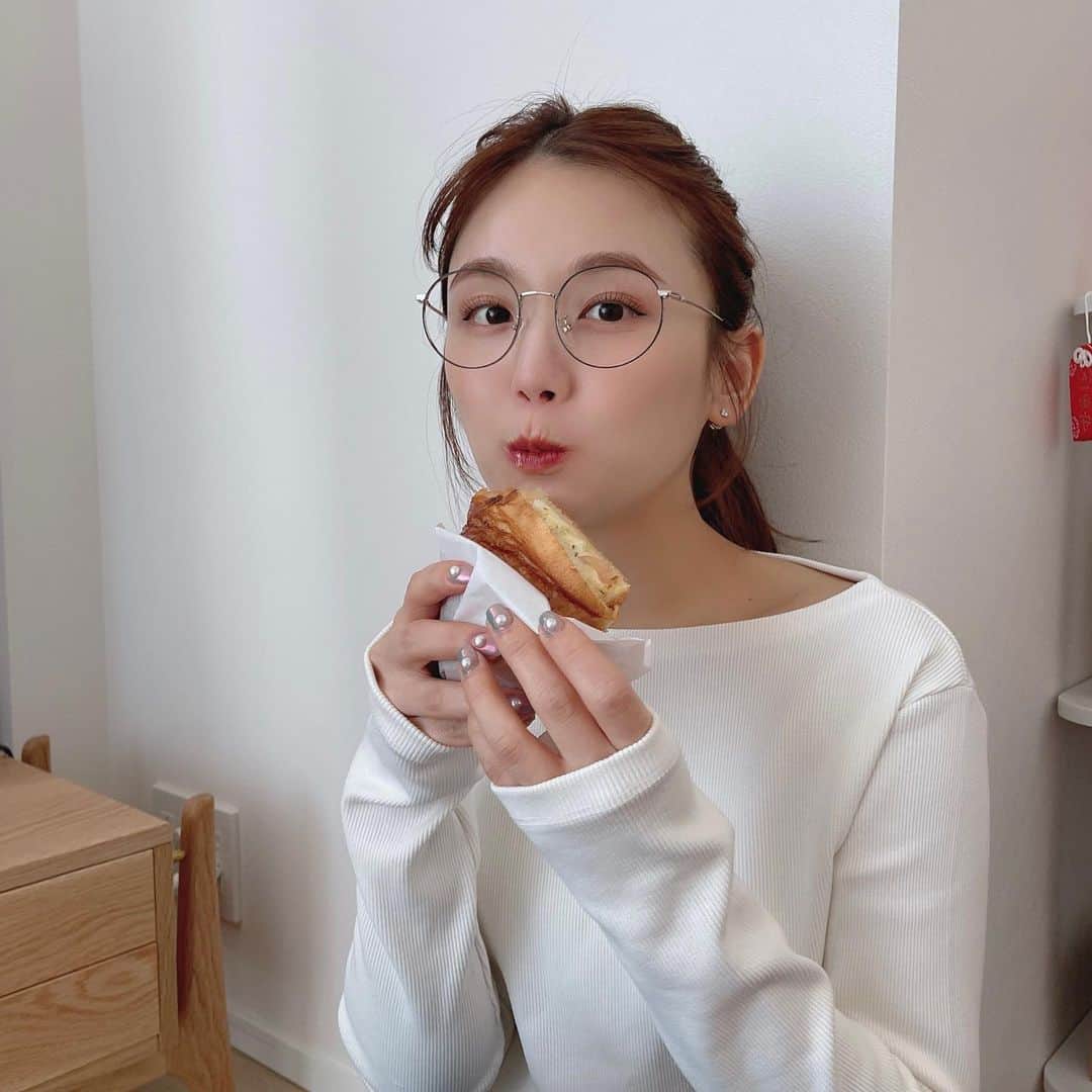 ひよんのインスタグラム：「🥐🥯🍞  ゴハンも好きだけどパンもだいすき❤️  #ひよん #9unq #クアンク #🥐」