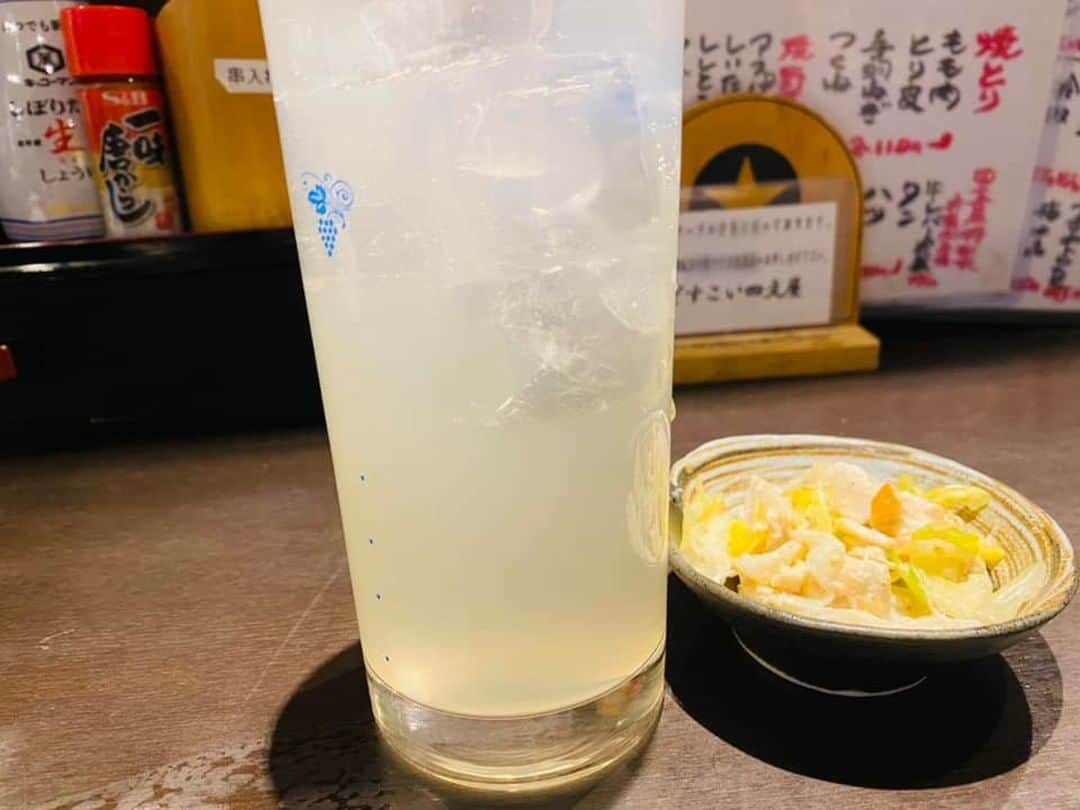 八幡カオルのインスタグラム：「はいー 今日も、 今日は、 今日も、 1人呑み！ 新宿でライブでして、終わってすぐ来てしまったーー 帰ろうと思ってたのにやっぱ寄ってしまったー 勝手に行きつけにしてる、どすこい四文屋。 はーー、若手がすごく多くなってて、（事務所ライブ）、 どうやってふるまったらいいのかちょっとおどおどするお年頃です。  しかし、落ち着くやきとり、やきとん、サワー。 ありがとう」