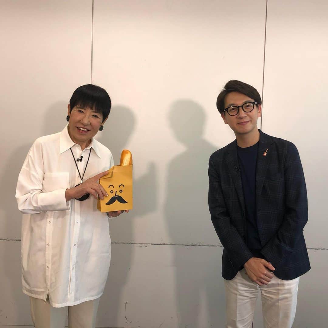 和田アキ子のインスタグラム：「明日、 日本テレビ系「バゲット」 『平松修造と申します』コーナーに出演いたします😊😊😊  ニューアルバム「WADASOUL 2」のことなどたくさんお話しさせていただきました♪😍  皆んな、見てください😊  平松アナ、無茶苦茶お酒好きらしいので、必ず近々行く約束しました🥰🍺🍻   ※緊急のニュースが入った場合変更する可能性がございます。 ※地域によってはご覧になれませんので番組HPをご確認ください。  #ako50th #バゲット」