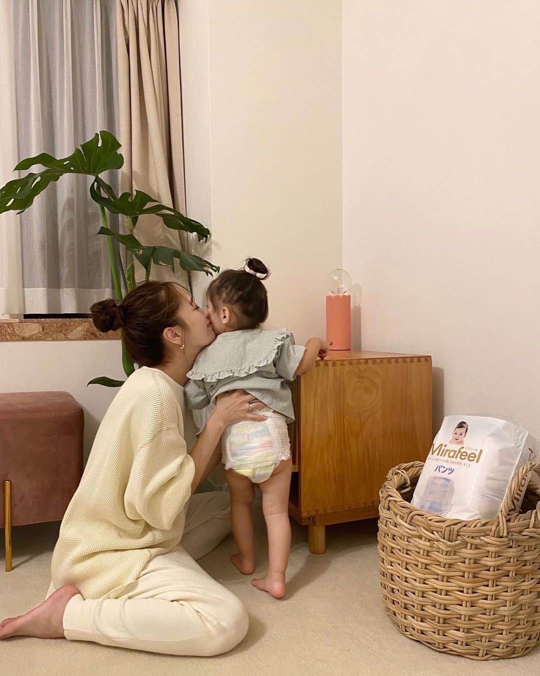 近藤千尋のインスタグラム：「次女のおむつがふわふわでつい触りたくなっちゃう😍💕 イヤイヤされても負けません🥺笑   今まではおむつの漏れがあったけど Mirafeelのオムツに替えてから解消されて、 デザインも可愛くて本当にお気に入りです❤️   MirafeelのSNSで 育児に関するお悩みに答えたので見てね🥰 @mirafeel_diaper   後何回オムツ替えできるのかな🩲🥺 今しかない時期楽しもう❣️   #mirafeel #ミラフィール #pr」