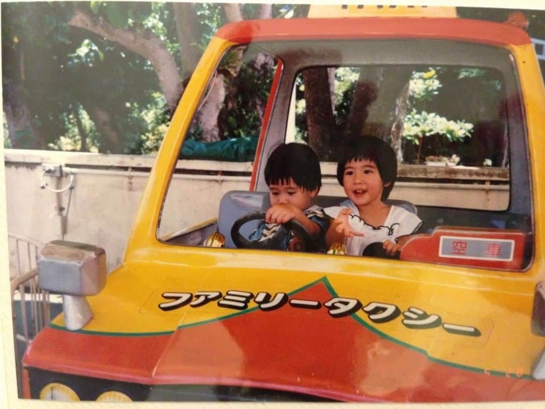 辻恵子さんのインスタグラム写真 - (辻恵子Instagram)「むかーしの写真を見返してたら、 自分は末っ子だなあと強く感じた🥺 . 今は無き海洋博公園の遊園地(美ら海のとこ)に 家族で遊びに行って、おねーちゃんと一緒に車で遊んでた時の写真📸 . 最初は二人で仲良く遊んでたのに、、🚘  ＊1枚目 おねーちゃん、そっちじゃない 左だよ左にハンドル曲げて！ もーーー！恵子に貸してー！ . ＊2枚目 もー！恵子に貸してってばー！ ねー！んっしょ。んっしょ(姉によじ登る) ※お姉ちゃん(やめてー！もー！😫) . ＊3枚目 ふぅ。よっしゃ。 . っていう一部始終の写真😀 それにしてもおねーちゃん、 乗っ取られたのにあの笑顔。。 優しすぎる。ありがとう👏🏻👏🏻 . ━…━…━…━…━…━…━…━…━…━ 腸活✖食べ痩せ術の情報を発信中★ 個別栄養カウンセリング✖腸活イベント開催中！  概要はTOPのリンクから ↓ @tuji_keiko ━…━…━…━…━…━…━…━…━…━ #管理栄養士 #フリーランス #腸活  #福岡腸活 #福岡ファスティング #デトックス #健康美 #セルフケア #インナービューティー  #昔の写真 #末っ子 #姉妹仲良いんです #沖縄 #海洋博公園 ＃美ら海水族館」11月28日 21時00分 - tuji_keiko