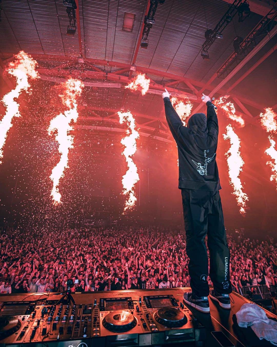 アラン・ウォーカーのインスタグラム：「there aren’t really words to describe how insane it feels to be in front of a crowd like this! Ålesund you were incredible 🔥🇳🇴」