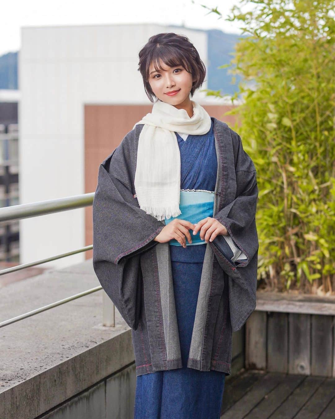 山本ゆうかのインスタグラム：「. . こないだ西村兄弟キモノさんの、着物のHP用撮影で着させてもらった着物激かわやった👶🏻🎊🎊🎊 . . デニムの生地で出来てる着物初めて見た、かわよい。 着物にストール巻くとオシャレ女に見える← . . . HP→ https://www.rakuten.ne.jp/gold/kimonokyodai/special/denim_kimono/ . . #西村兄妹キモノ店 #着物 #和装 #和服 #デニム #着物好き #着物好きな人と繋がりたい」