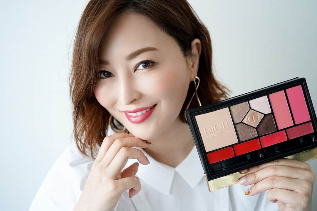 戸田さと美のインスタグラム：「ホリデーシーズンですねぇ✨ 今年は受験なので、ゆっくりできなさそうですが、 疲れている時こそ、 心ときめく物を買う❤️ これ、かなり重要なこと‼️  忙しい時こそ、 日々のちょっとした選択は省くべし！  ということで ひと目で購入を決定した  エクラン クチュール マルチユース パレット (数量限定品)  ホリデーシーズンを祝福して、ディオールがクチュール ケースに収められた 数量限定のメイクアップ パレットを作りました。 ピンク ブラウンのハーモニーで柔らかな目元を叶える大人気サンク クルール クチュール、ハイライター、チーク、リップがひとつのパレットに。 メゾン ディオール発祥の地「モンテーニュ通り30番地」の美しいファサードがデザインされたエレガントなケースに、クリスチャン・ディオールの頭文字である「CD」のゴールド ロゴをあしらってあります。  この中でも 特に気に入ったのが アイシャドウ  本当に優しく、上品はパールのピンクブラウン。 ナチュラルだけど、美しく発色します。  どんな装いにも合うので、 迷ったら、これ！ってなりそうなカラー。  実は持っていそうで 持ってなかったタイプなので、出会えたことに感謝です。  はいライターも馴染むし、チークもちょっとパールも入って 全体的に艶っぽくなります。  大人の色気作りには 欠かせない上質パール。  戸田、一押しのパレットです♫  #エクランクチュールマルチユースパレット #クリスマスプレゼント  #クリスマスコフレ  #xmas  #自分へのご褒美  #自分磨き  #Dior  #Diormakeup  #diorskin #ディオール  #eyemake #makeup #新作コスメ  #限定コスメ  #instamakeup #コスメ #コスメ好きさんと繋がりたい #コスメレポ #コスメマニア #美容 #美容好きな人と繋がりた #美容好き #スキンケア #スキンケア好き #時短メイク #メイク #ママファッション #シングルマザー  #エイジングケア」