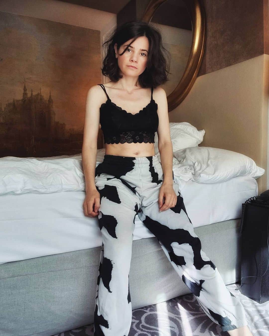 Joyce Ilgのインスタグラム：「sunday mood. ☀️  Was ist eurer?  Ich treff mich aber nach der Chillerei gleich noch mit Freundinnen, meiner Schwester und deren 3 Kids 😍😌. Ich freu mich schon!  #sundaymood #weekend #chillvibes #bed #cozy」