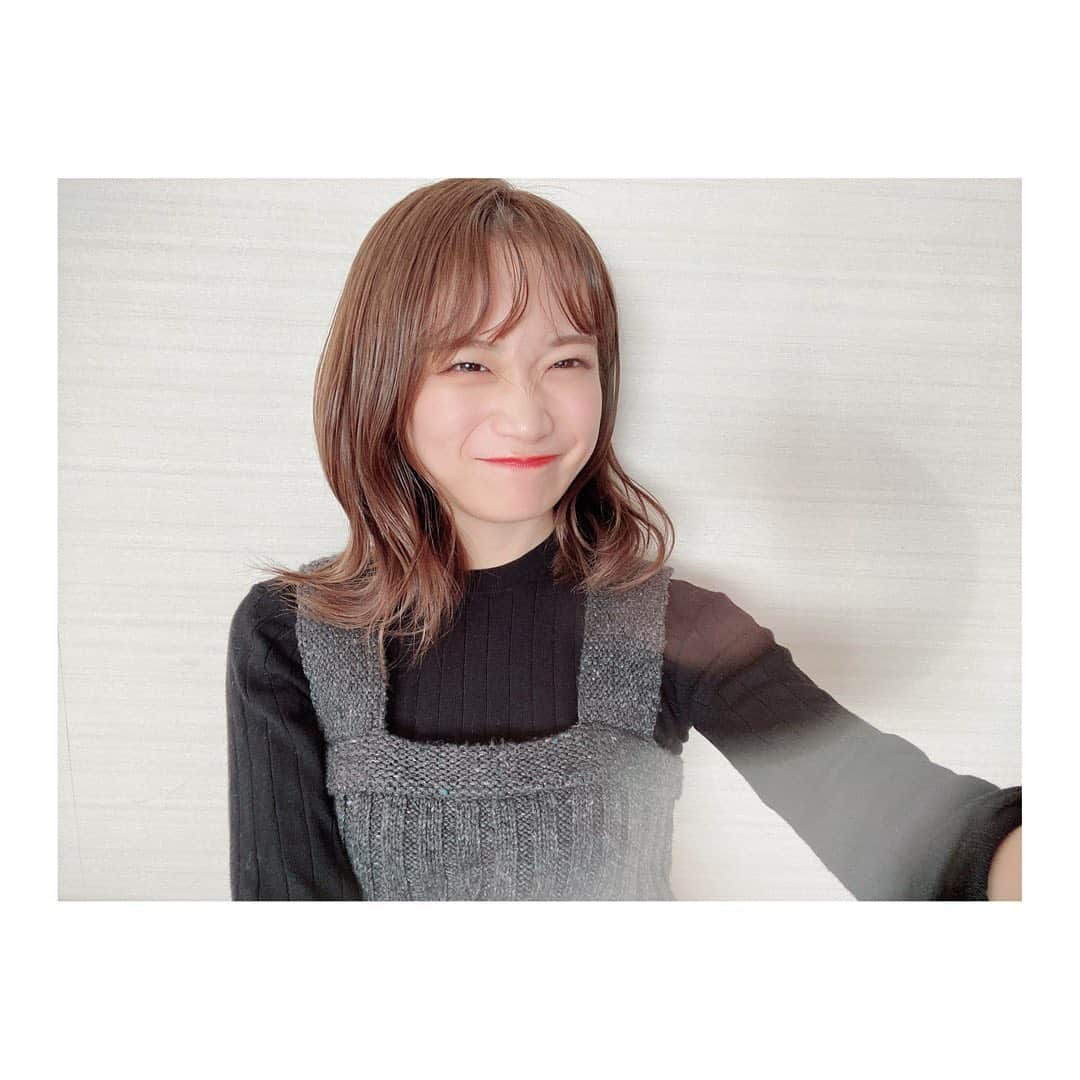 秋元真夏さんのインスタグラム写真 - (秋元真夏Instagram)「.  ミーグリありがとうございました！  ヘアをいつもと違う感じに してもらいました〜☺️🤍  新鮮な前髪で嬉しい🥰  スマホの内カメラのとこが 割れちゃって変にボケてるけど ごめんね〜〜」11月28日 21時19分 - manatsu.akimoto_official