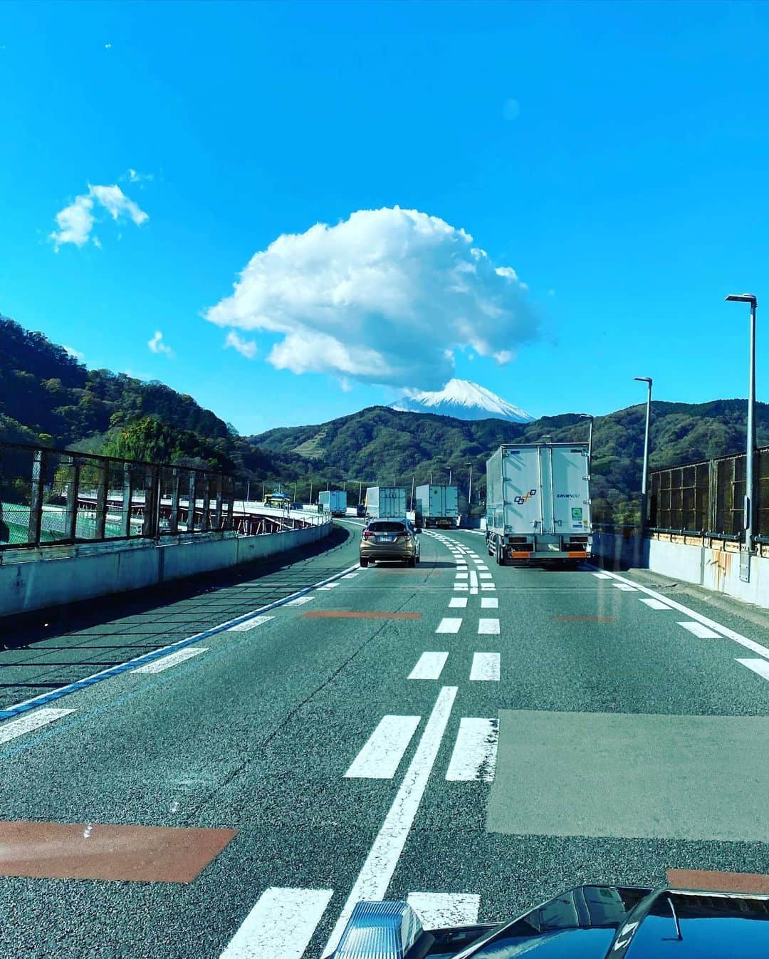 川原亜矢子さんのインスタグラム写真 - (川原亜矢子Instagram)「Go west ✨ #drive #ise #mt.fuji #trip #ドライブ #富士山 #旅 #秋 #紅葉」11月28日 21時21分 - ayakokawahara