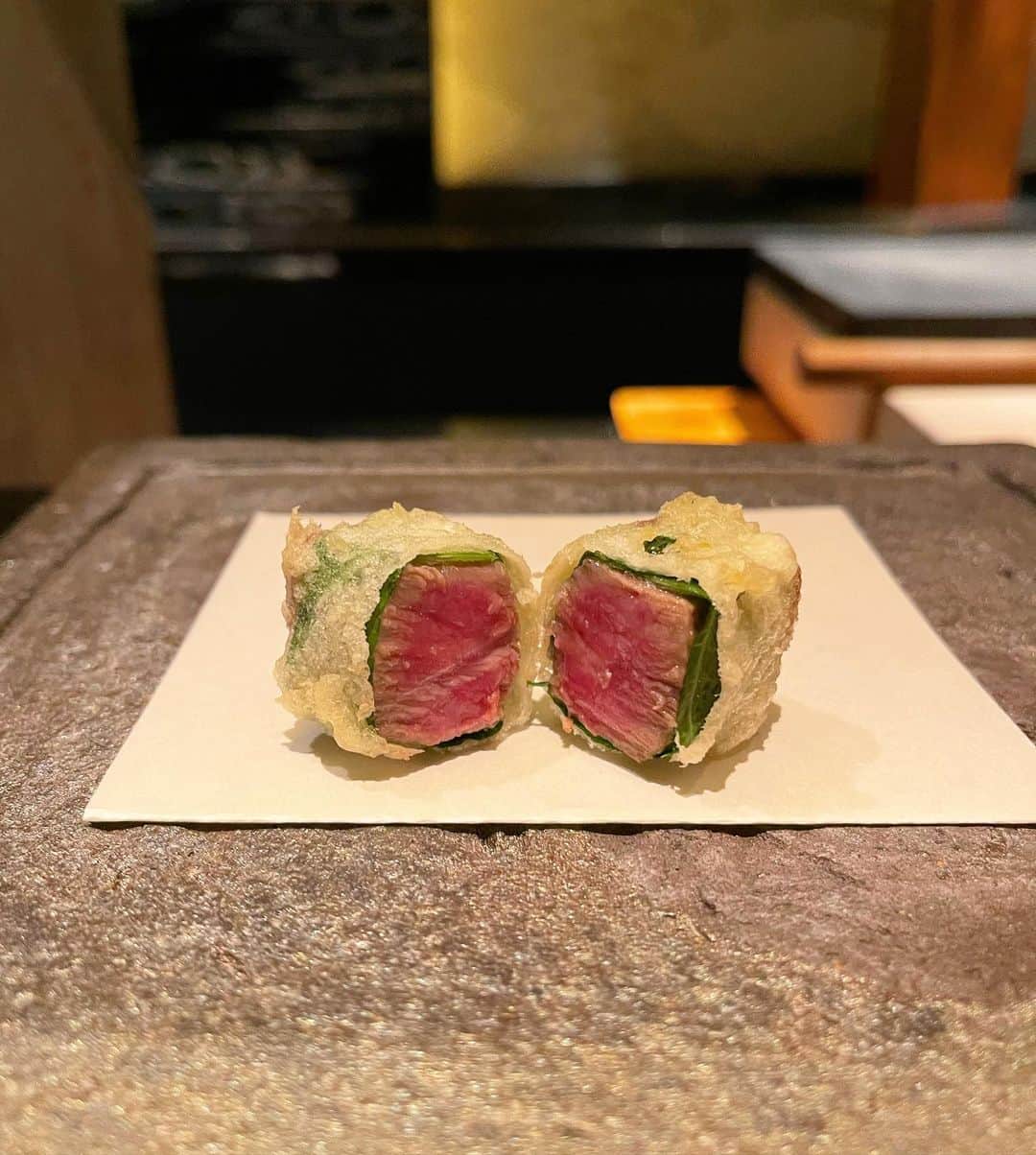 近本あゆみのインスタグラム：「滞在していた @ritzcarltonkyoto 内の天ぷら屋さんでディナー🍽 和牛、鮑、雲丹、白子など素晴らしい素材のオンパレード🤩 特にこの日の甘鯛は幻とも言われる「白甘鯛」らしく、お口の中でとろけました🤤👏 締めの侘助卵の天ぷらとキャビアのご飯がまた美味しい😍 侘助卵は朝食などでもいただけるのですが黄身の味が濃厚ですごく美味しいんです😍❤️ 息子もリッツのおうどんか大好きなので喜んで食べていました👦💕👍 子連れディナーでも温かく迎えていただけるので本当にありがたいです😍 家族との時間が毎日頑張れる原動力💪💪💪 * * #trip #travel #旅行好きな人と繋がりたい #絶景 #たびすたぐらむ #旅スタグラム #旅行好き女子 #思い出 #子連れ旅行 #国内旅行 #京都 #京都観光 #京都旅行 #京都グルメ #リッツカールトン京都 #ritzcarlton #ritzcarltonkyoto #ミシュラン #天ぷら」