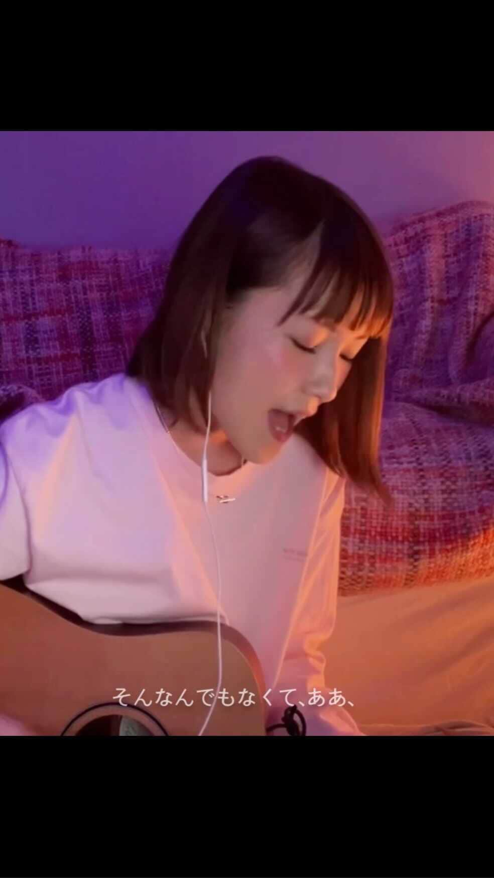 のインスタグラム：「前髪切り過ぎた🥺 なんでもないよ、/ マカロニえんぴつ  久しぶりの弾き語り✨ 弾き語りで歌ってほしい曲リクエスト何でも言ってね😊 . . #なんでもないよ#マカロニえんぴつ #弾き語り#Kecori#けこり」
