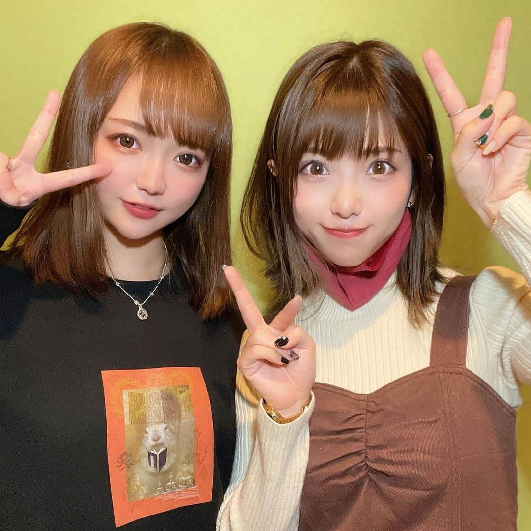 鎌田紘子のインスタグラム：「みにゃちゃ！！！ 10年ぶりくらいに会った . . . 鎌がきてる服は、@charlem2019 の、 般若心経を唱えてるリチャードソンジリスらしい！かわいい！買った^_^」