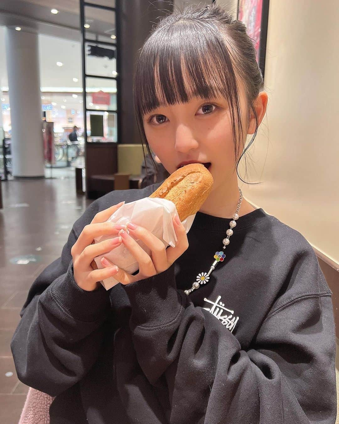 吉田佳音さんのインスタグラム写真 - (吉田佳音Instagram)「もうすぐ期末テスト~(^^;  息抜きにStarbucks ৎ⋆⃞⃛ ⋆꙳  このパン美味し過ぎた~🥖♡  ・  ・  ・  #05 #jk1 #吉田佳音 #ストリートコーデ #sweat  #stussy #お団子ヘア」11月28日 22時09分 - kanon_1003_