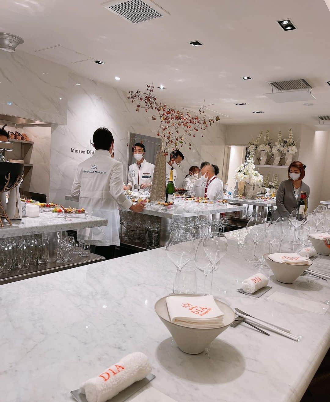 水谷雅子さんのインスタグラム写真 - (水谷雅子Instagram)「フレンチレストラン「ビストロダイア」🍴 新店舗12月1日オープン！💐 一足お先に行ってきました。✨✨ 水口シェフの料理は食にこだわり感動するパフォーマンスで楽しい食事のひと時を過ごしました。 #ビストロダイア#新店舗オープン  #おめでとうございます  #素敵な料理#美味しい#パフォーマンス #お茶目なシェフ#楽しい #名古屋グルメ #お誘いありがとうございます #水谷雅子#水谷雅子beautybook50の私  #水谷雅子の美容の秘訣シリーズ  @maison_dia_mizuguchi」11月28日 22時10分 - mizutanimasako