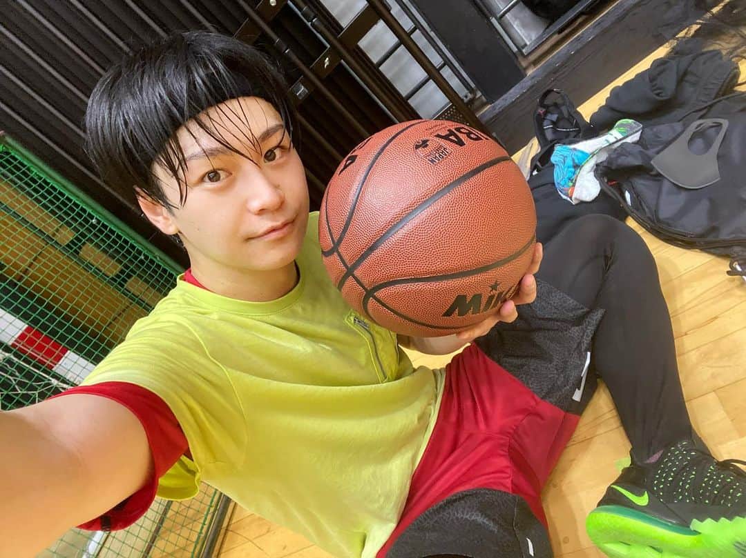 小澤亮太のインスタグラム：「久々バスケ🏀  張り切りすぎて、筋肉痛で階段きつい🚶‍♀️笑  いい汗かきましたー✨  #バスケットボール」