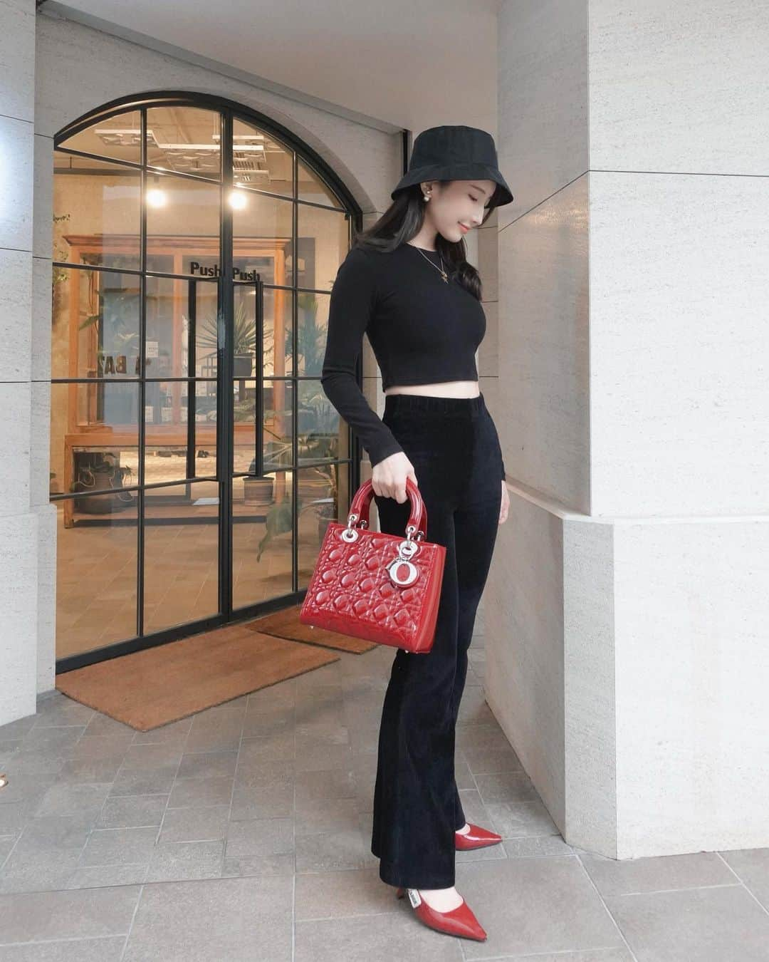 亜里沙さんのインスタグラム写真 - (亜里沙Instagram)「🖤❤️ bag. shoes. accessories. @dior #diorlover  對我來說台灣的冬天不太冷✨ 但是家裡很冷 最近真的想泡澡🛁 因為我是日本人🤣 我去哪裡泡澡呢〜☺️♨️  ちょっと前の写真で、 ジャケットがいらなかった日です✨ 台湾の冬はそこまで寒くないけど、 お部屋が寒くなってきたから、最近お風呂に入りたすぎて... お風呂恋しい🥺 昨年同様バスタブついてるお部屋に引っ越したいな.... とか思ってるうちにたぶん冬終わるんよね🤣  #穿搭 #穿搭分享 #咖啡廳 #東區咖啡廳 #bitsandpieces  #alisa_in_taiwan #台湾 #台灣 #taiwan  #taipei #台湾生活 #台湾留学 #台湾旅行」11月28日 22時45分 - alisa_0302