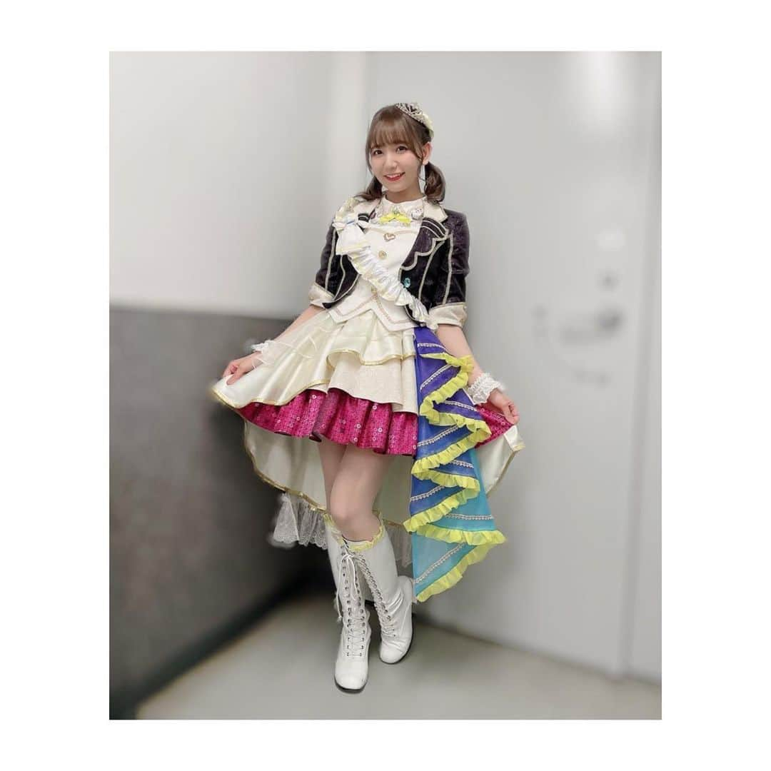 和氣あず未のインスタグラム：「【アイドルマスターシンデレラガールズ】 * * 10th anniversary tour 千葉公演 DAY1.DAY2. 終了いたしました！！🌷 * * 今回、早苗さんはたくさん動くようなパワフルな曲が多かったので 今はヘトヘトになっちゃったけど、笑 ライブ中は本当に本当に楽しかったです♪ 自然と笑顔になっちゃった！ * * 今回も衣装ステキ！！ ヒラヒラ部分のスパンコール柄が早苗さんっぽい！！✨ * * これまでずっと支えてくださったプロデューサーさん、 最高の思い出をありがとうございました！ これからもどうぞよろしくお願いします💛 * * なんか私いつまでもシンデレラ新人のつもりでいたけど いつの間にかたくさんの新しい素敵なメンバーが増えていって、 「あぁ…もうこんなに時が経っているんだな…」と しみじみしちゃいました。 🥺」