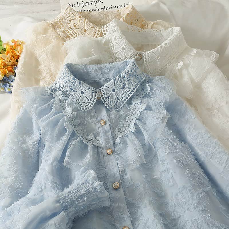 runningpiggy0522のインスタグラム：「レースブラウス 秋冬シャツ トップス カットソー 3カラー ・ ♥送料無料【3150円】 ♥商品番号【RPC111163】 ♥自己紹介のウェブでご購入頂けます♥ ・ ・コーデに取り入れるだけで華やかなスタイリングが叶う一着に仕上がりました🧚‍ ・シンプルで着回ししやすいので一気に華やかになります🙏 ・ ・ #韓国ファッション通販 #ブラウス好き #通勤スタイル #カットソー #カットソーコーデ #トップスコーデ #ブラウス好き #ブラウスコーデ #シャツ好き」