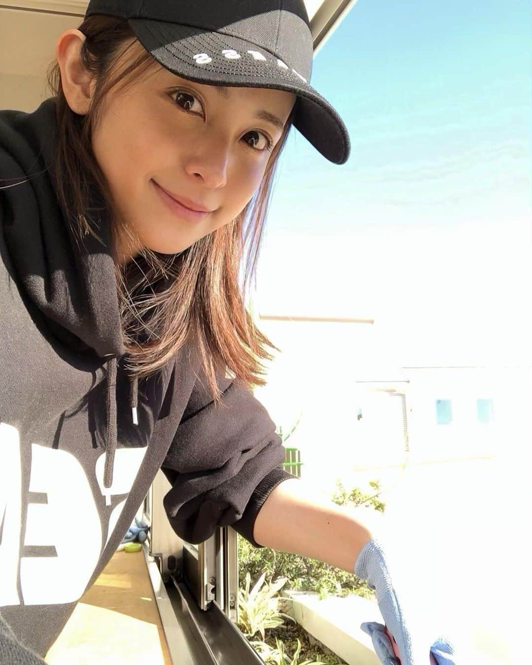 のインスタグラム：「* 先日お友達の家で 久しぶりにガーデニングの お手伝いをしました🌷 お天気もよくて気持ちよかった〜 ハーブとパンジーを植えました🌿 * #日差しが強くて #お家の中だけど帽子 #ガーデニング」