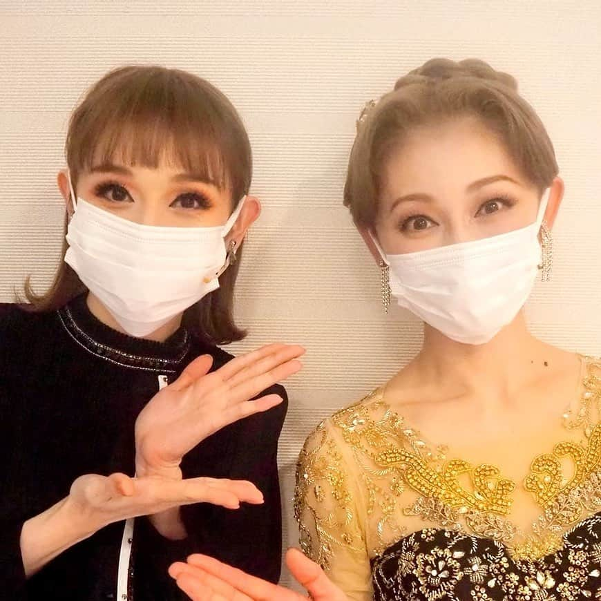 風花舞さんのインスタグラム写真 - (風花舞Instagram)「白姫あかりちゃん。  今回初めてまして。 初めてお話したのはリハーサル中、Passion Flowerの愛華さん姿月さんの代役に入って私と踊ってくれたとき。  スラッとしていて元男役さんの代役に入ってくれていたので、てっきり元男役さんなのだと思っていたら元娘役さんだということで😲 大変失礼いたしました💦  それ以来お話してくれるようになりました☺  可愛くてスタイルが良くてダンスが上手で、動きに品があるなぁと。  今回多くの場面で歌い踊ってくれた皆さん、本当に歌もダンスも上手でレベル高いなーと思いながら稽古場、そして袖でも見てました。  毎公演皆さんのダンスを楽しく拝見してました👏  またどこかで出会えますように…☺  #GreatestMoment #花月100周年 #白姫あかり さん #風花舞 #アクセサリー作ってるんだよね？ #興味津々… #私誕生石パールなもので #パール大好きなのだ #今度ポップアップ出たら見に行っちゃお」11月28日 23時49分 - kazahanamai_official