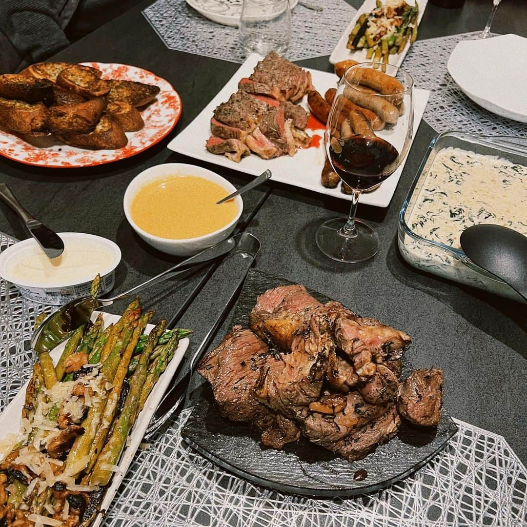 黒ユイさんのインスタグラム写真 - (黒ユイInstagram)「🥩ステーキparty🥩 2週連続でみんなの為に 長時間かけてのクッキングありがとう👨‍🍳💖 ステーキ以外の料理も旦那さん作❗️ ほんまレストラン並みに凄い😳👏🏻  私には作れない数々の料理🍽 美味しいすぎたディナー🥩で食べすぎました🐷❤️ 外国人スタイルな料理は初めての 両親、おばあちゃん、従兄弟も喜んでくれてた☺️✨  毎日、感謝🙏✨ 最高な旦那さんや🥲❤️  楽しかった週末✨ もうすぐ今年も終わるなんて信じられない🤭🤭 一年ってあっという間やなぁ🤔 残るはクリスマス🎄 2人で過ごすクリスマスは最後やなぁ☺️  #家族でホームパーティー　#旦那さんクッキングday」11月28日 23時42分 - yui_my_life