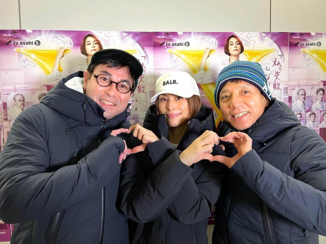 米倉涼子のインスタグラム：「仲良しお揃い３人組〜❣️ 寒くなって来たからダウンは神だね！ とにもかくにもコーちゃんお誕生日おめでとう🎉 ⁡ The three amigos in our matching outfits. With winter approaching, down puffer coats save our lives! Anyway,Happy Birthday, Ko-chan🎉 ⁡ #水沢ダウン #descente #暖かい  ⁡#友達  #親戚の集まり  #いつもありがとう  #お誕生日おめでとう」