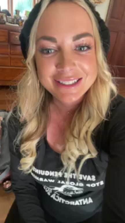 アリサ・ラモスのインスタグラム：「I’m leaving today for my Antarctica and Patagonia Group Trips and this is what I’m packing and also what you need to do to enter Argentina and the ship to Antarctica !  I’ve been to both places before and this is what I’d recommend bringing...dresses and costumes optional 😂  Lmk if you have any questions about going to Antarctica or Patagonia!  If you want to go next year, it’s the LAST year for these low prices and also last time I’m going bc the Drake Passage is no joke 😂 tap the link in my bio for more info!  #mylifesatraveltribe #mylifesatravelmovie #antarctica #patagonia #argentina」